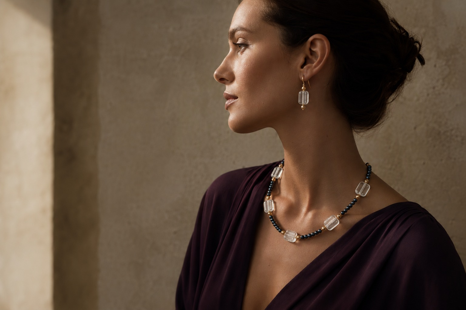 Model mit LGDesignSchmuck Kette und Ohrringen